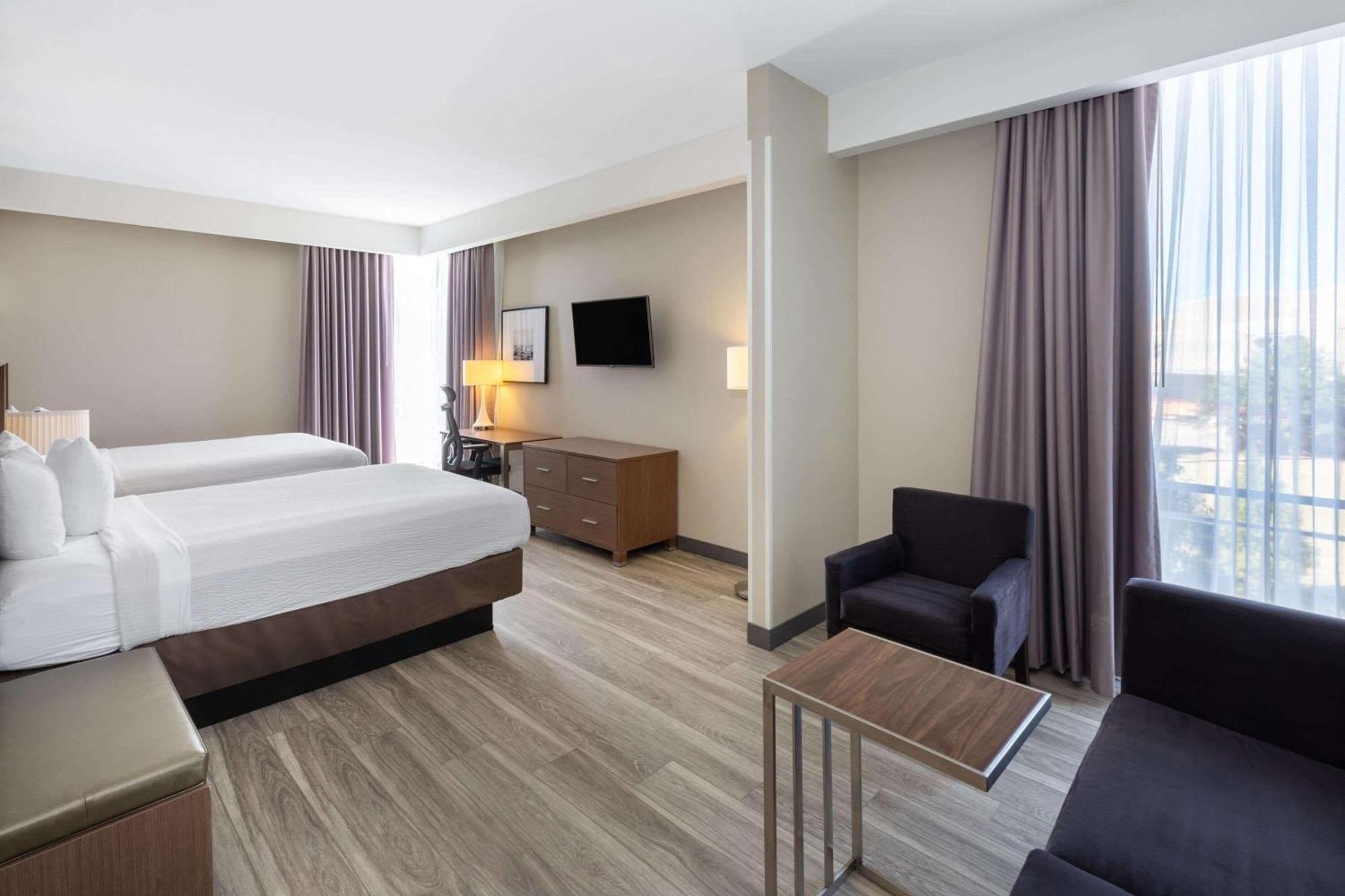 La Quinta Inn & Suites By Wyndham Tulsa Downtown - Route 66 Eksteriør billede